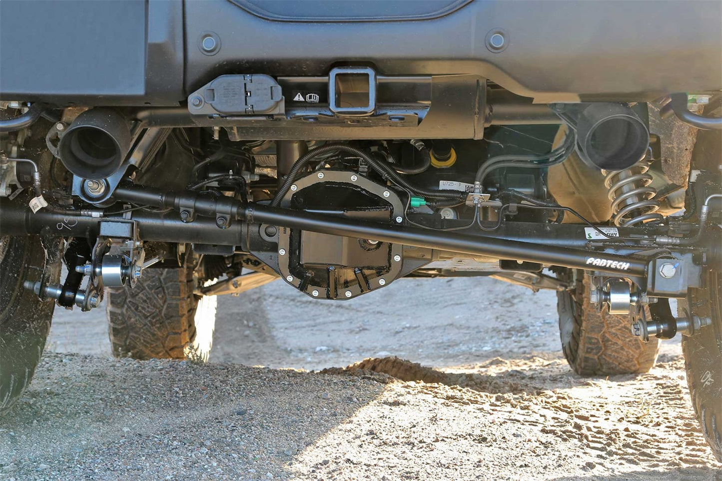 Fabtech FTS22346 - Track Bar Kit; Rear; For 3-4 in. Lift;